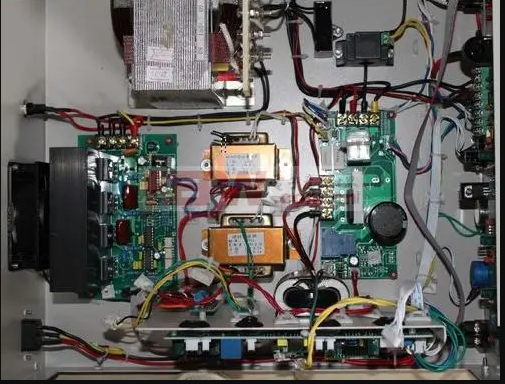 導(dǎo)致變頻電源故障報警原因及的解決方法(圖1) 導(dǎo)致變頻電源故障報警原因及的解決方法(圖1)